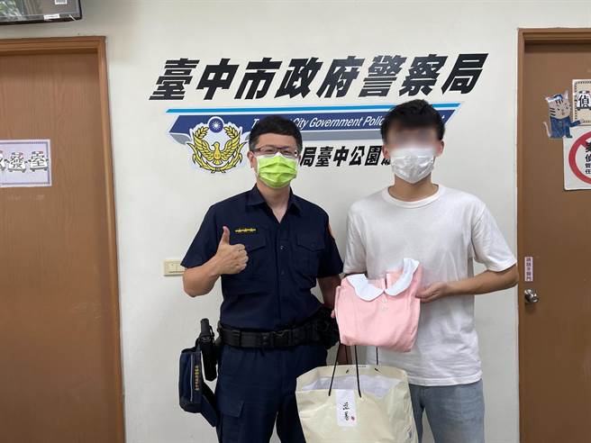 女友实习护士上班途中遗失护士服，施男在暖警相助完成「男友任务」。（警方提供／陈淑芬台中传真）
