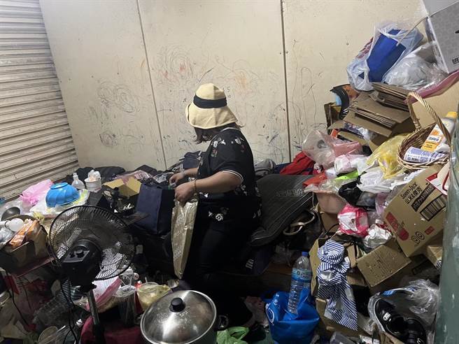 蕭姓夫妻一家三口居住的環境空間狹小。（周君綾提供／孫英哲彰化報導）