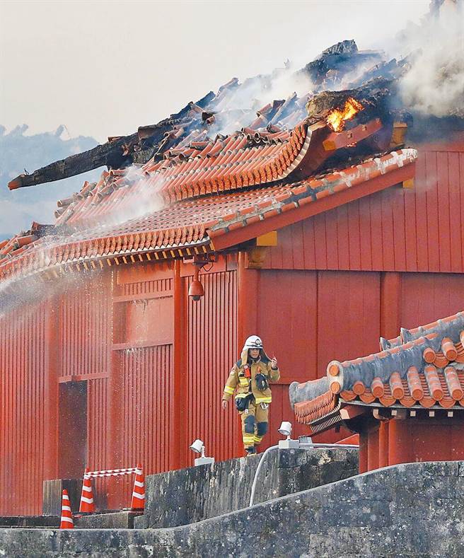 2019年日本沖繩那霸的首里城大火，正殿等主要設施被燒毀（見圖），我國去年敲定無償捐贈5根45年的紅檜木助修復。（美聯社）