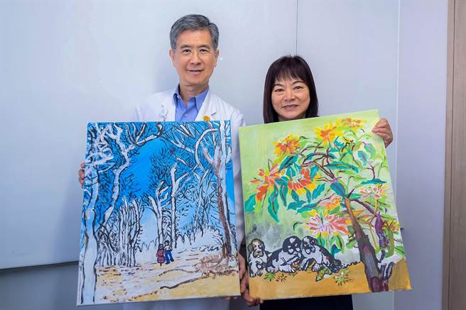 东元综合医院肾友张丽宽（右），用画笔绘出绚丽多彩的人生，她感谢肾臟科主治医师范诚宗的鼓励及开导，让她提起勇气与疾病共存。（罗浚滨摄）