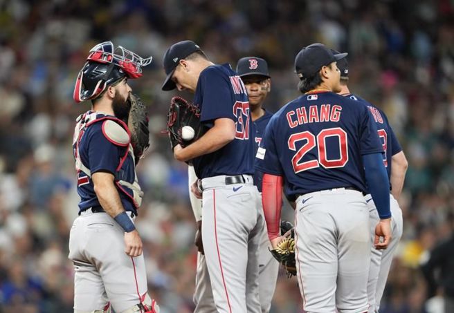 红袜捕手康纳王(左起)、先发投手派维塔、一垒手张育成聚集在投手丘。（美联社）