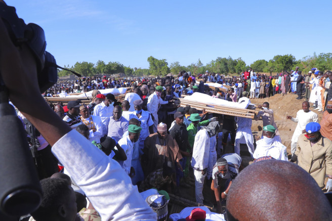 伊斯兰基本教义派组织博科圣地（Boko Haram）2020年杀害波诺州农民，当地人举行葬礼。（图／美联社）