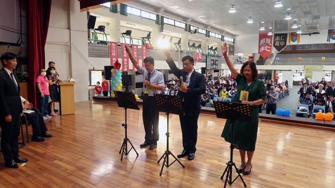 新任大湾高中校长李宜芳、连任培文国小校长陈明和及调任忠孝国中校长黄峻宏等人代表宣誓。（洪荣志摄）