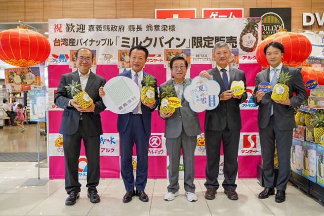 翁章梁赴日本销嘉义牛奶凤梨，深化台日友谊。（图/嘉义县政府提供）