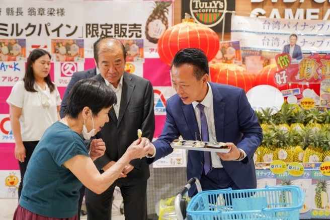 翁章梁赴日本行销嘉义牛奶凤梨，大人小孩试吃后都讚不绝口！（图/嘉义县政府提供）