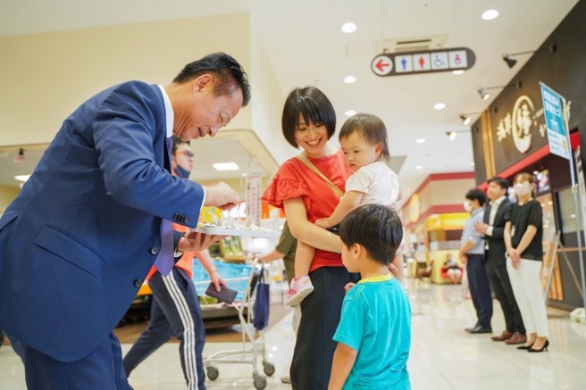 翁章梁赴日本行销嘉义牛奶凤梨，大人小孩试吃后都讚不绝口！（图/嘉义县政府提供）