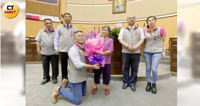 段樹文2020年遞補成為桃園市議員，他在就職典禮下跪獻花給母親，承諾會努力為鄉親服務。（圖／報系資料照）
