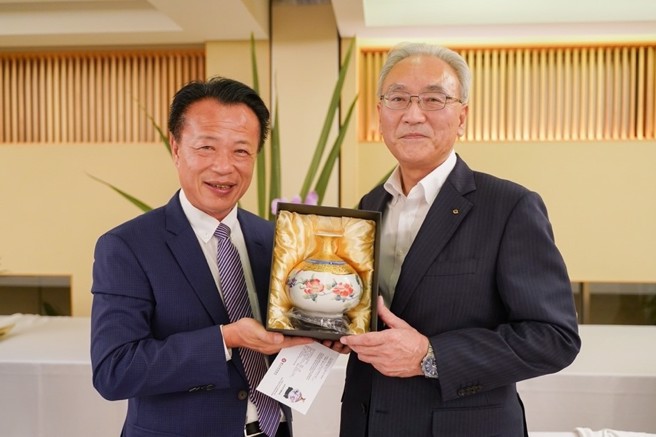 翁章梁县长出访山口县期间，也特别拜会山口县副知事平屋隆之。（图/嘉义县政府提供）