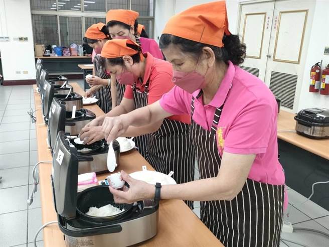 台中市烏日區農會以競賽鼓勵農友精進栽培技術，1日於農會舉辦烏日區稻米品質競賽，10組參賽好米蒸熟後散發出滿滿米香並呈遞給評審評比。（潘虹恩攝）