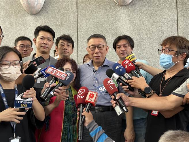 与谢典林友好的民眾党主席柯文哲今（1）日自爆，有打电话给谢典林直接跟对方说「你怎么会这么衝动？」对于谢退党，柯文哲也直呼「我也蛮惊讶」。（柯宗纬摄）