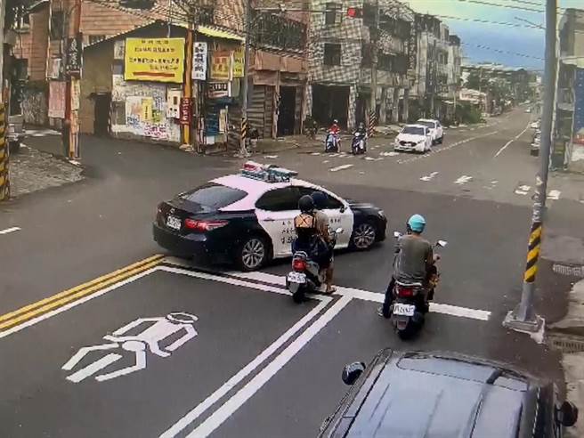 花坛分驻所员警驾警车拦查失窃机车，进而查获毒品及通缉案。（民眾提供／孙英哲彰化传真）