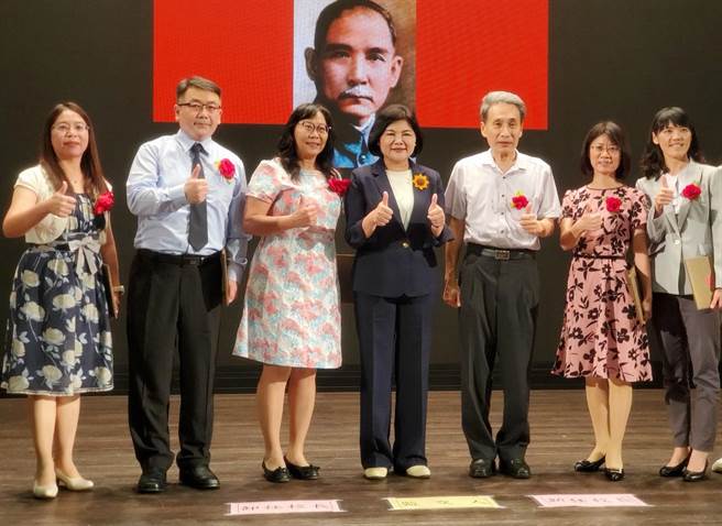 云林县今年有5名新任国中小校长，包括崇德国中校长张秀琪、兴南国小张美慧、建阳国小陈智冠、飞沙国小朱俊达、新兴国小孙碧津，县长张丽善（右四）及教育处长邱孝文（左三）与他们合影。（周丽兰摄）