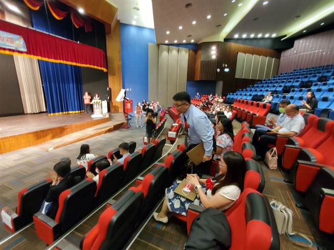 在云林县长张丽善逐一唱名下，交接的校长都起立接受鼓掌祝福。（周丽兰摄）