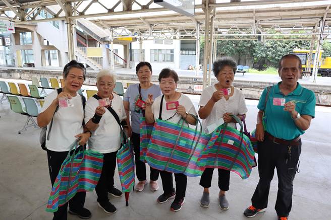来自横山的长辈持敬老爱心卡搭乘台铁，有伴去竹东买菜。（邱立雅摄）