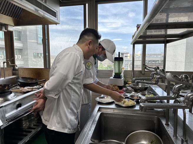 审查委员评分料理过程。（图／高雄市环保局）