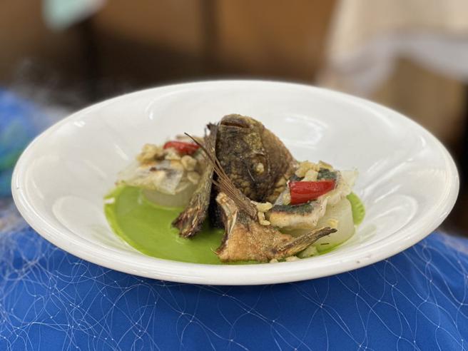 吴郭鱼的鱼鳞富含胶原蛋白酥炸后美味可口。（图／高雄餐旅大学）