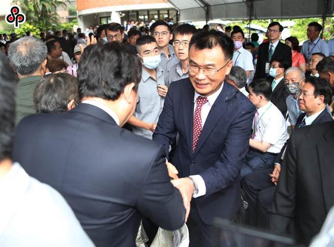 农业部1日正式挂牌成立，陈吉仲接任首任农业部长。（姚志平摄）