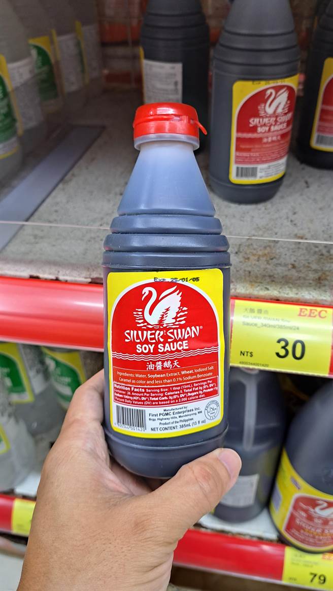 天鵝醬油因未如實標示營養標示，已被台北市衛生局要求下架產品。（衛生局提供／蔡佩珈台北傳真）