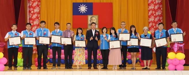 苗栗县长锺东锦主持中小学校长连任暨新卸任校长宣誓布达典礼。（苗栗县政府提供／李京升苗栗传真）