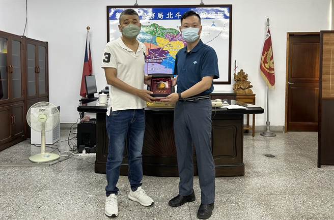 今年54岁的黄世铭（左）是彰化县埤头乡人，警员班125期毕业，1988年踏入警界，一待就是35年。（北斗警分局提供／吴建辉彰化传真）