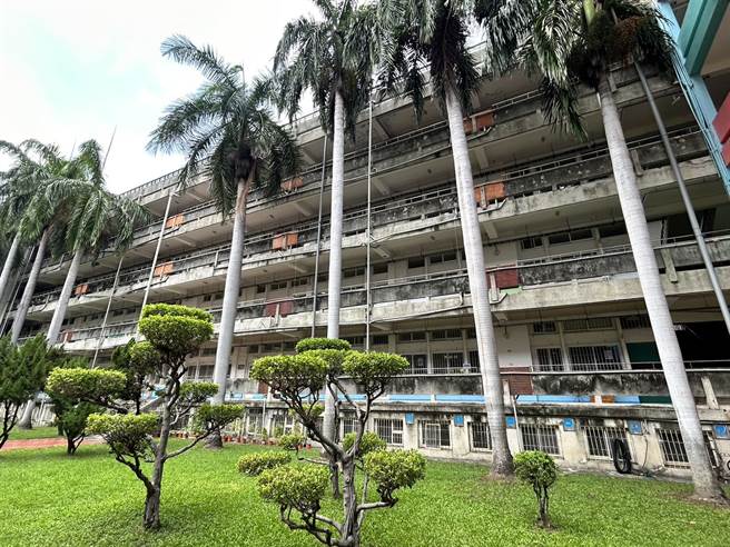 高雄市日侨学校目前与苓雅区中正国小签订租用契约，租借学校信义楼1至4楼共20间教室，作为上课及办公的场域。由于校舍年久，外墙出现斑驳破损。（崔正纲摄）