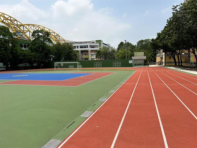 高雄市争取经费，替中正国小跑道重新铺设。（崔正纲摄）