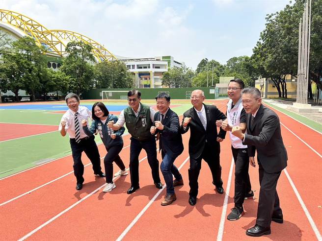 民进党立委赵天麟（中）视察国小新跑道。（崔正纲摄）