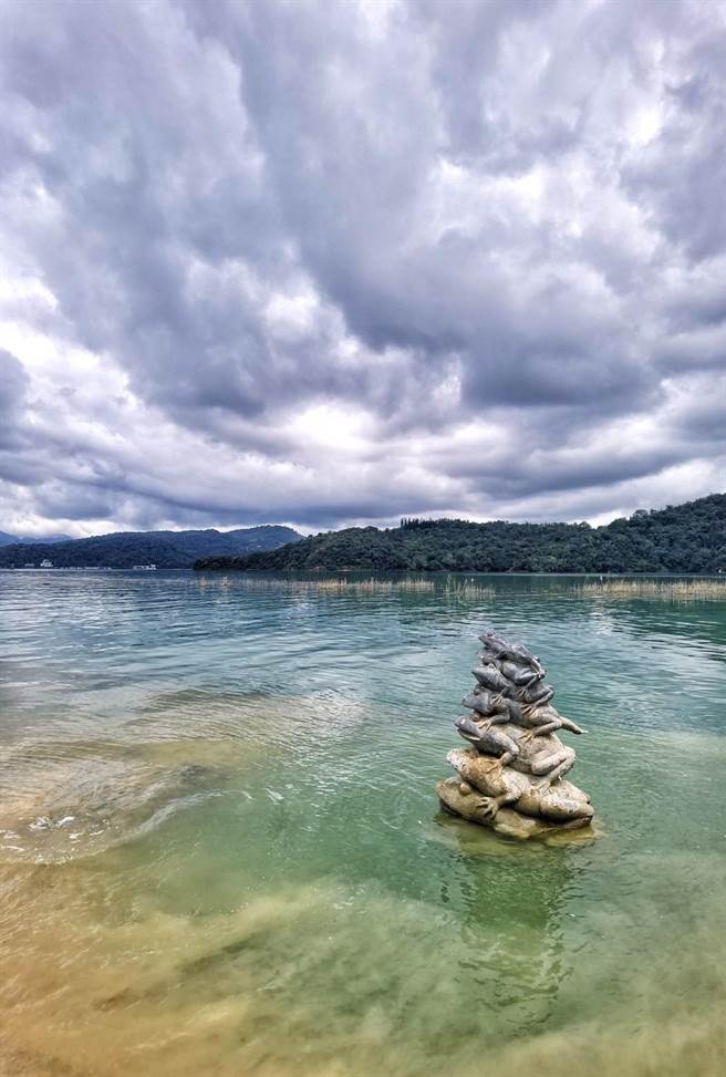 杜蘇芮颱風為合歡山區帶來豪雨，造成濁水溪水混濁，日月潭暫緩取水3天，蓄水率一度降至84.42％，日月潭9蛙露7、8隻。（民眾提供／楊靜茹南投傳真）