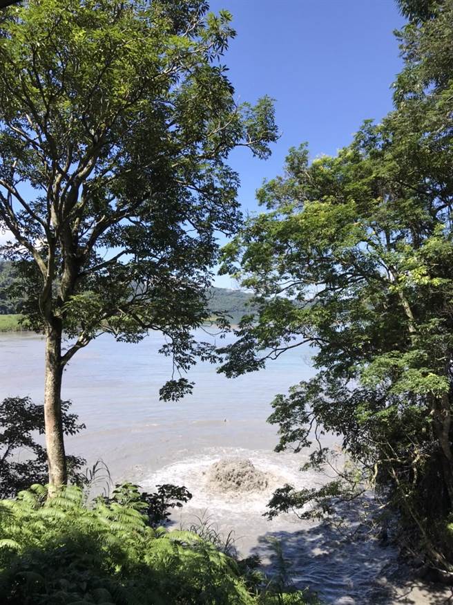 日月湧泉的水混濁，民眾擔心颱風過後引入的水太混濁，讓日月潭淤積變嚴重。（民眾提供／楊靜茹南投傳真）