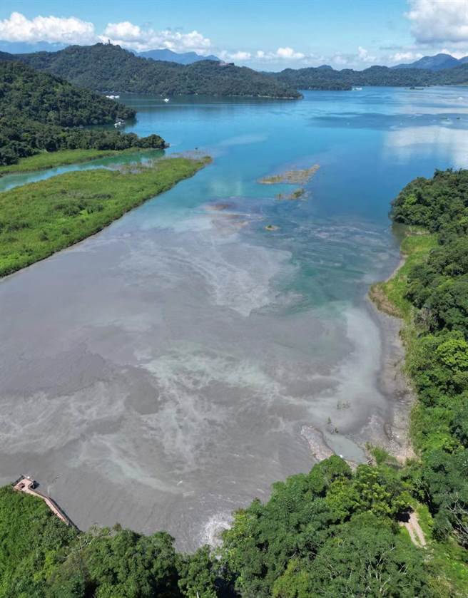 台電大觀發電廠強調，原水濁度低於1％才會引水進日月潭，日月湧泉是排氣孔，因排氣擾動日月潭岸邊潭底淤泥導致混濁。（民眾提供／楊靜茹南投傳真）