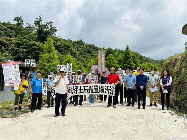 地方反对大桃坪土石方资源堆置场设置案。（李京升摄）