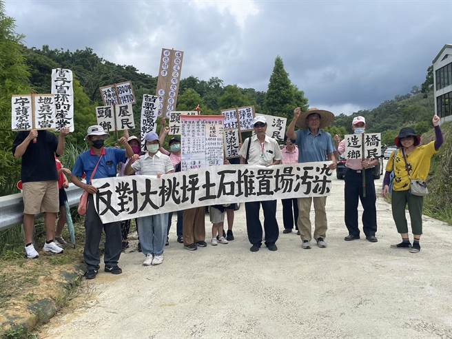 地方居民组成自救会拉白布条抗议。（李京升摄）