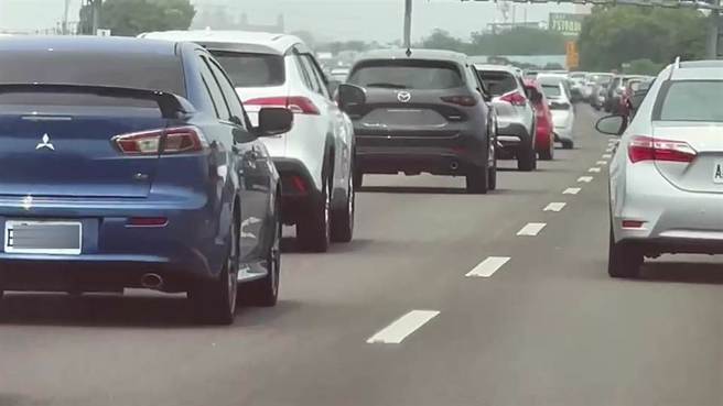 一名網友在路上直擊「BMW-9999」車牌本尊，引起許多討論。（示意圖／本報資料照片）