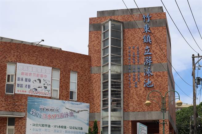 竹东全民运动馆在游泳馆旁，未来将合併经营。（邱立雅摄）