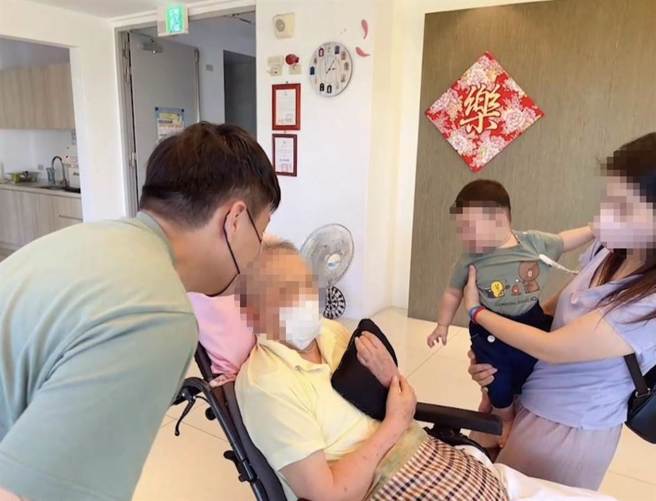 刘老先生第1次见到宝贝孙子，相当开心，团聚画面温馨感人。（民眾提供／萧嘉蕙台东传真）