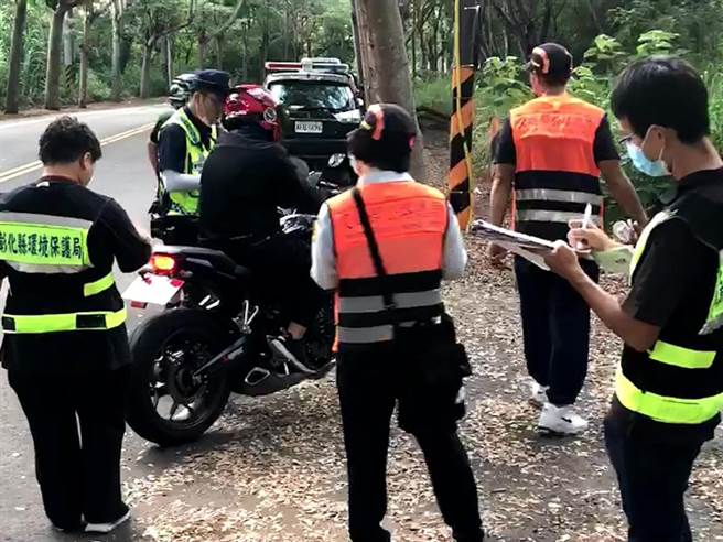 彰化警方与环保局及监理站在139县道联合稽查。（警方提供／孙英哲彰化传真）