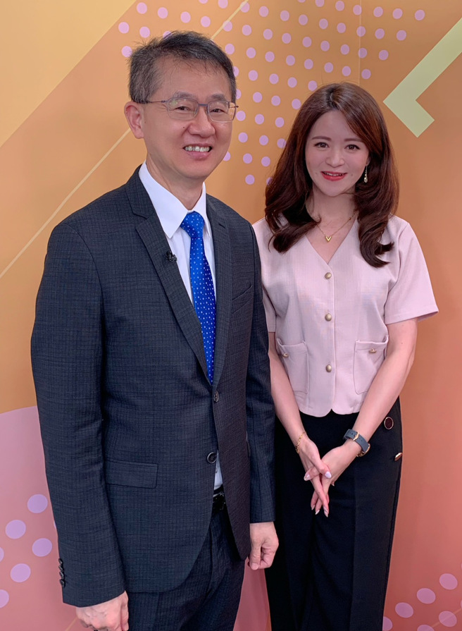 台湾运彩总经理林博泰（左）上时来运转节目，与主持人尉迟佩玉谈运彩眉角。（林胜发摄）