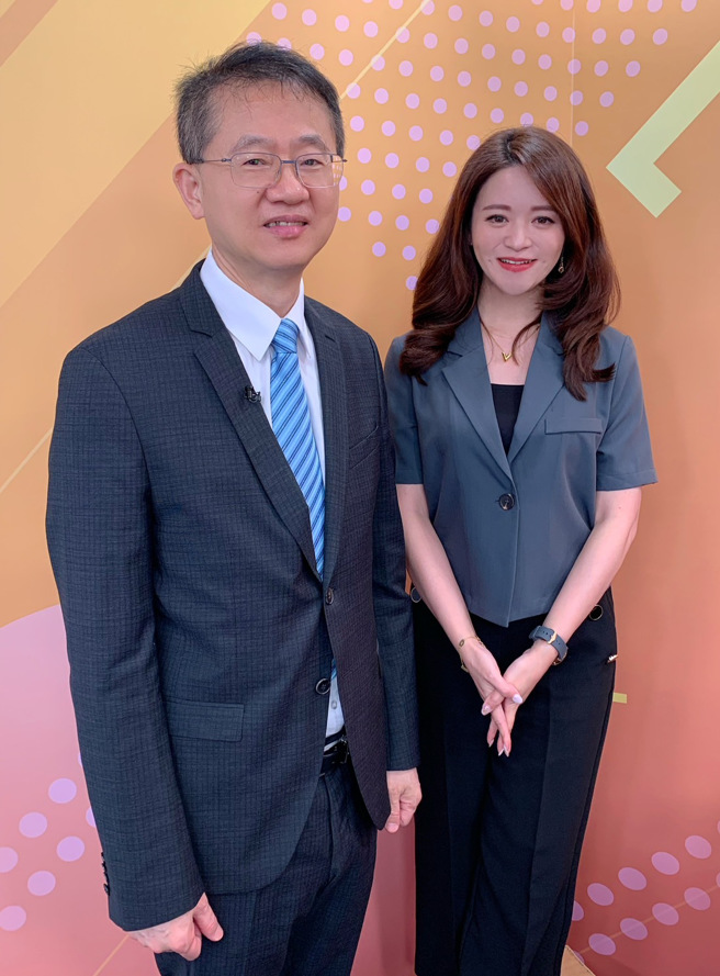 台湾运彩总经理林博泰（左）上时来运转节目，与主持人尉迟佩玉谈运彩眉角。（林胜发摄）