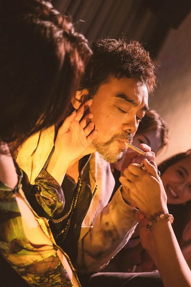 刘青云饰演国际贩毒集团的毒枭康素差，作风大胆俐落。（华映提供）