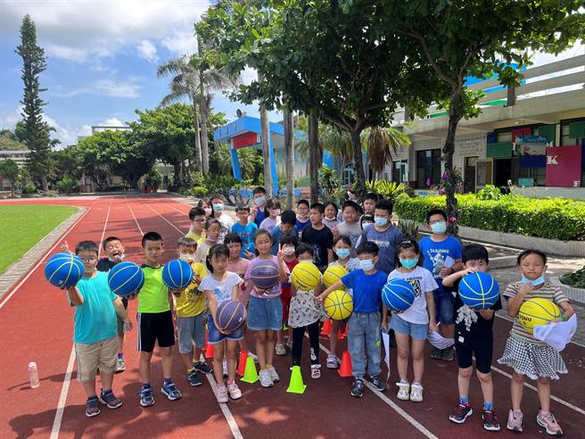 硅品精密响应全球净零减碳目标，将硅污泥制成篮球及瑜珈垫，提供给偏乡小学使用。（硅品精密提供）