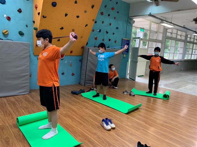 硅品精密响应全球净零减碳目标，将硅污泥制成篮球及瑜珈垫，提供给偏乡小学使用。（硅品精密提供）