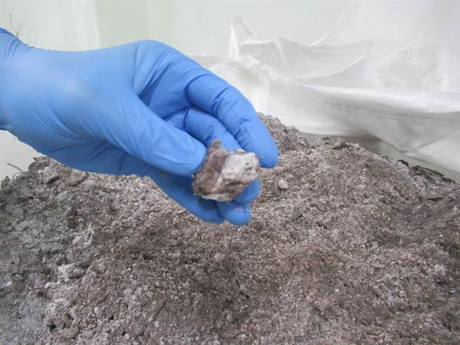 硅品精密响应全球净零减碳目标，将硅污泥制成篮球及瑜珈垫，提供给偏乡小学使用。（硅品精密提供）