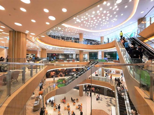 台中LaLaport迎接七夕推出一连串浪漫活动，包含满额送红线、幸运籤，会员还有机会抽机车。（三井提供／朱世凯台北传真）