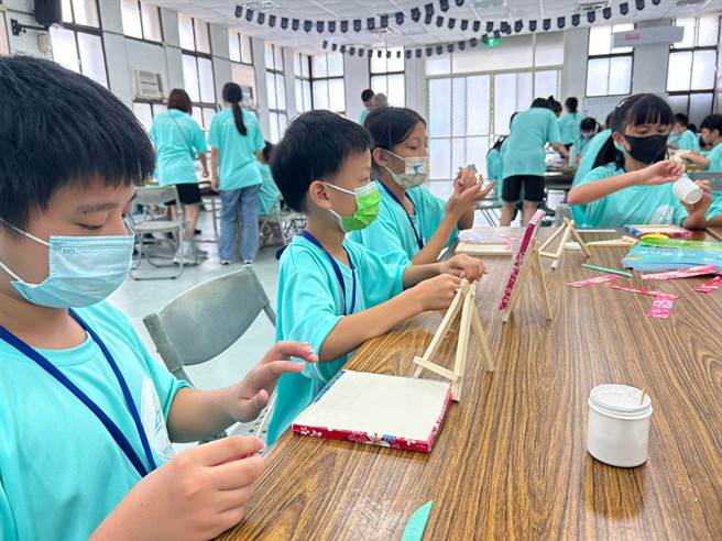 新竹县府推出台3线儿童客庄薪传营，让孩子在娱乐中认识客庄文化与社区特色。（新竹县府提供／邱立雅竹县传真）
