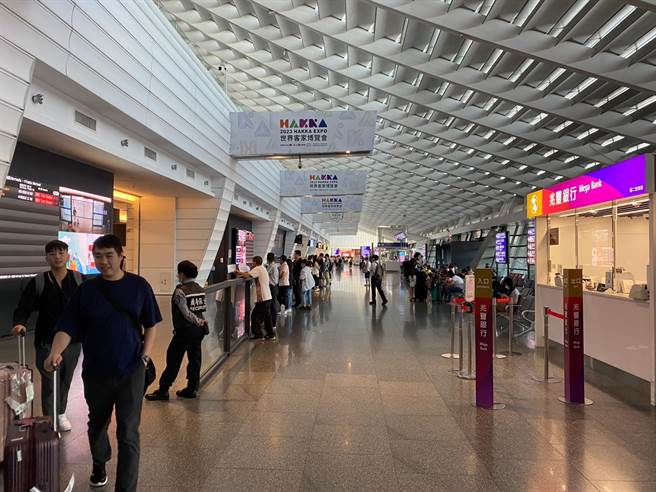 交通部观光局调查，国境刚开放时，韩国旅客为我最大客源国，后来其他国家旅客也復甦直追。图为桃园国际机场。（陈佑诚摄）