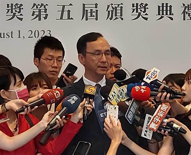 有媒體報導指出，前高雄市長韓國瑜在全代會前跟國民黨主席朱立倫說，如果國民黨總統參選人侯友宜的民調9月沒有起來的話，國民黨要有備案。對此，朱立倫駁斥這是無謂的放話。（實習記者張名杰攝）