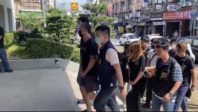 警方将黄嫌等12人逮捕送办。（翻摄照片／林郁平台北传真）