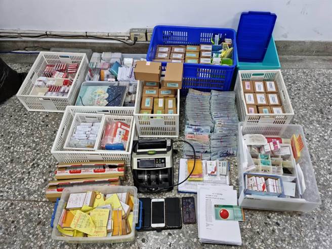 警方查扣到现金496万元及大批储值卡等赃证物。（翻摄照片／林郁平台北传真）