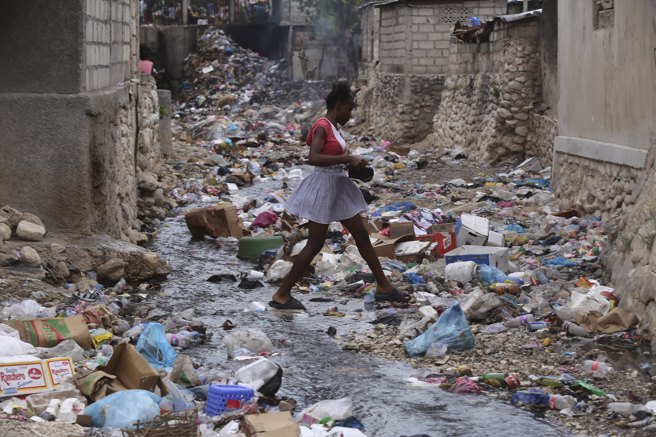 海地目前正陷入复杂的人道、政治与安全危机，这些危机已经压垮了羸弱的海地政府和安全部队。肯亚29日宣布愿意领导一支千人的多国部队赴海地，为这饱受暴力蹂躏的国家维护安全。(图/美联社)