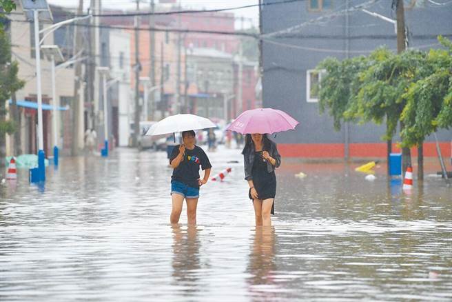 受到颱風暴雨成災，大陸財政部等兩部門1日宣布緊急預撥1.1億人民幣，作為支持京津冀做好防汛救災。（中新社）